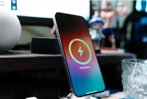 昂昂溪苹果15换屏服务分享用什么充电器给iPhone15充电更好 